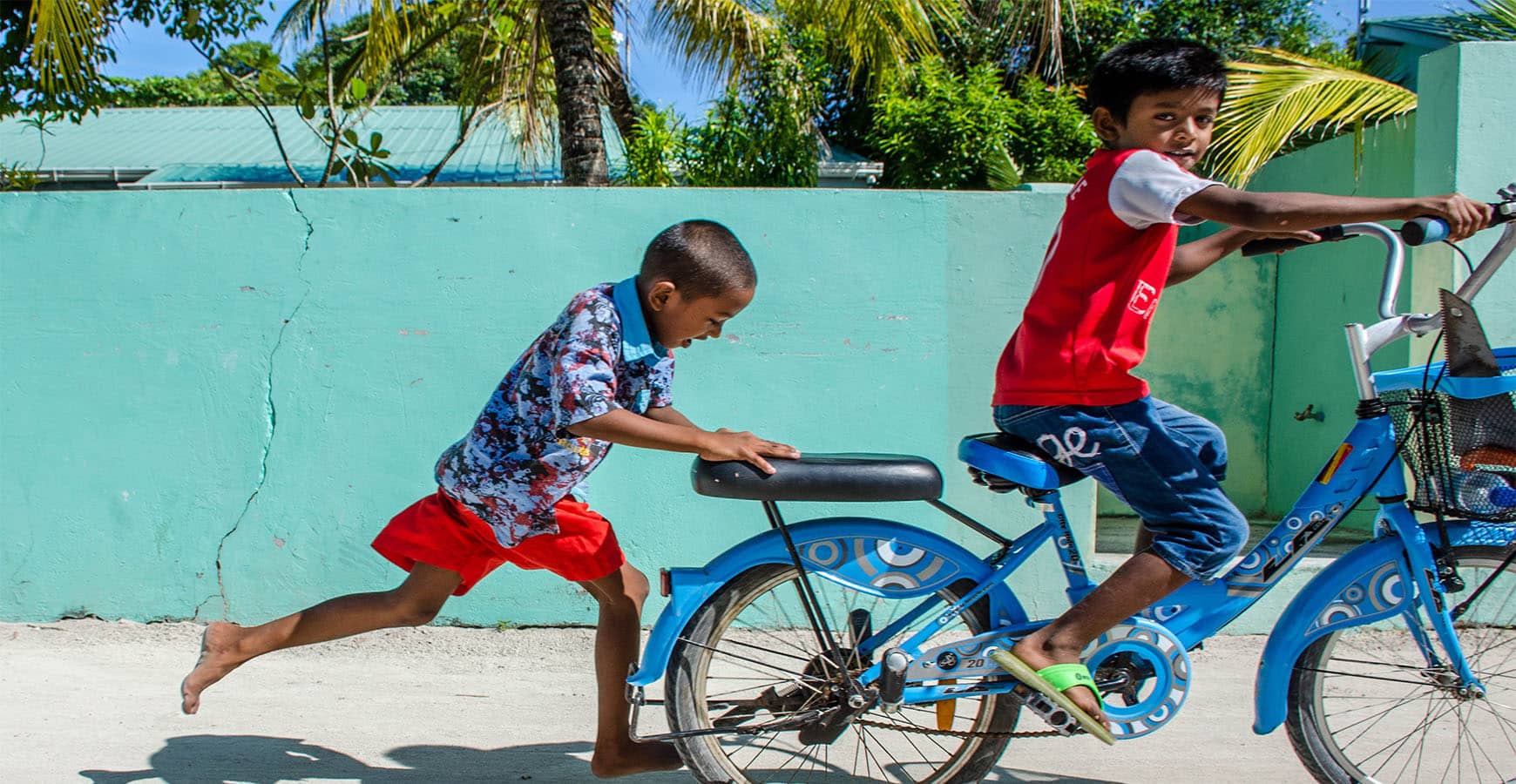 ילדים על אופניים באיים המלדיביים