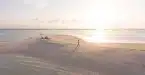 לבד על חוף הים במלדיביים