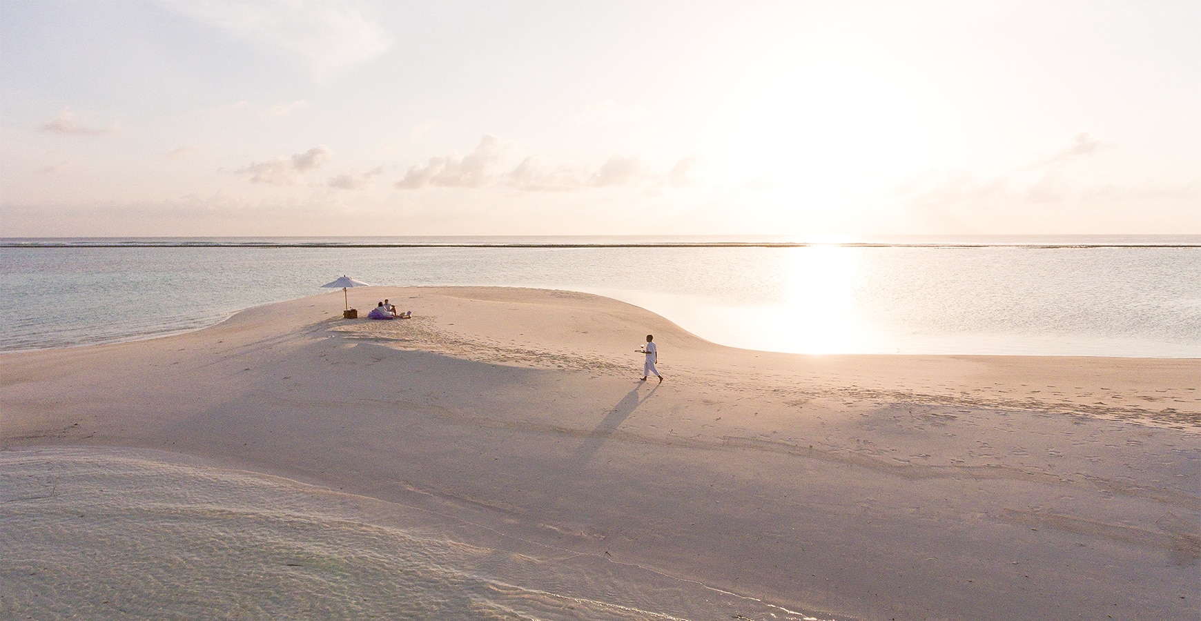 לבד על חוף הים במלדיביים