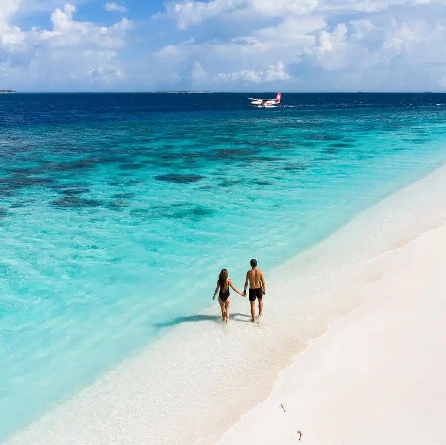 זוג על חוף במלדיביים