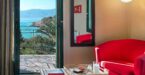 פינת ישיבה עם נוף ביוון