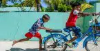 ילדים על אופניים באיים המלדיביים